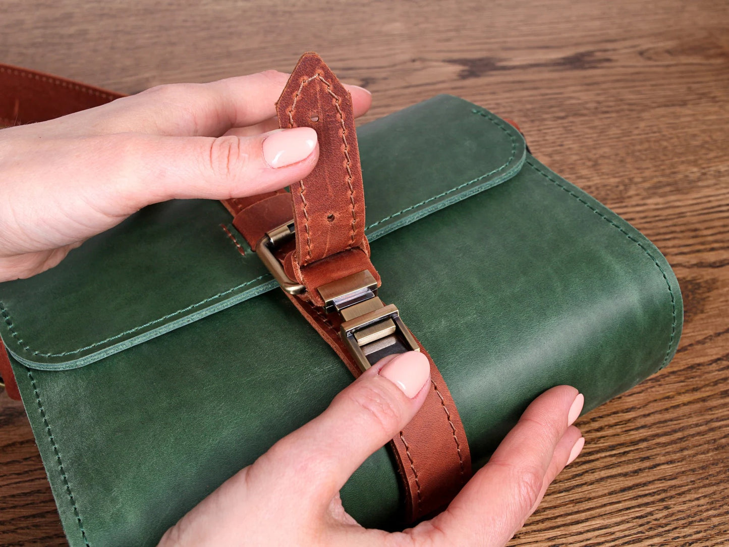Handmade Umhängetasche aus Leder VIVIEN
